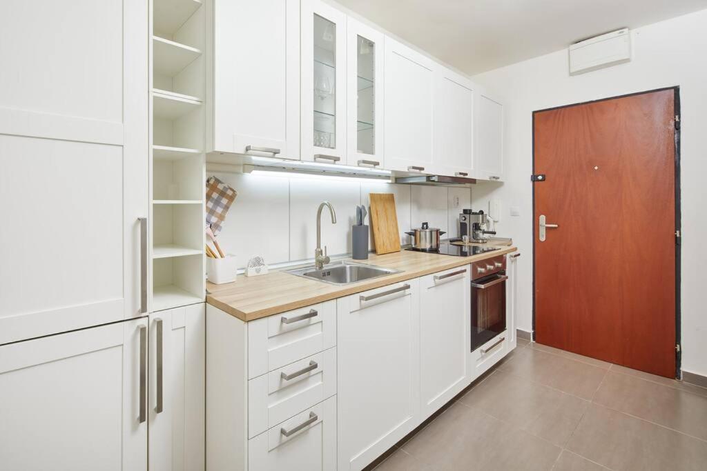 Helen Homestay Flora Prague Luaran gambar